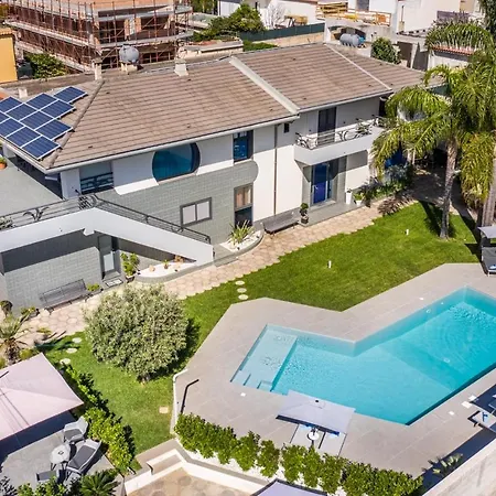 Teocrito Piscina & Mare أفولا