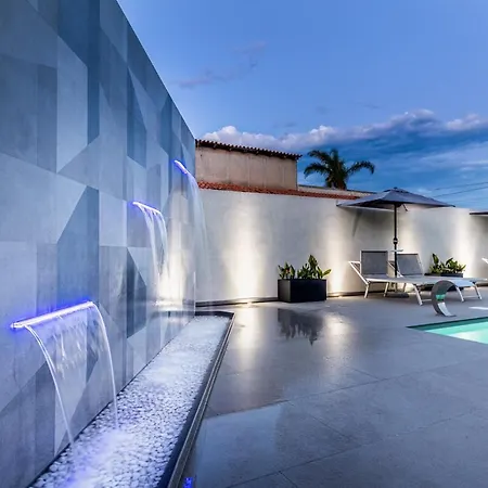 Teocrito Piscina & Mare أفولا